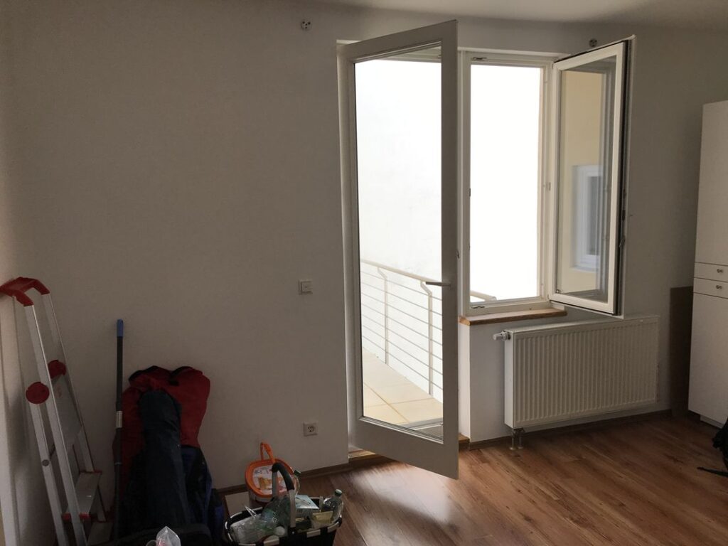 Leeres Zimmer mit offener Balkontür